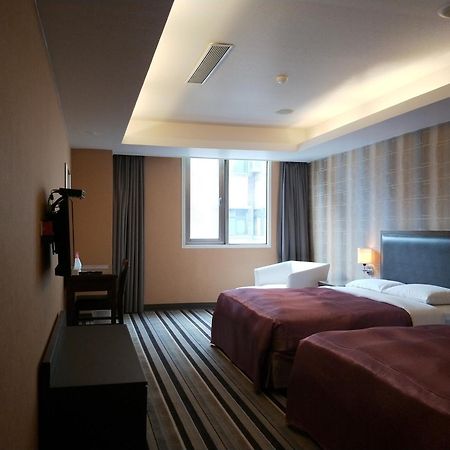 Metropolis Hotel Таоюань Екстер'єр фото
